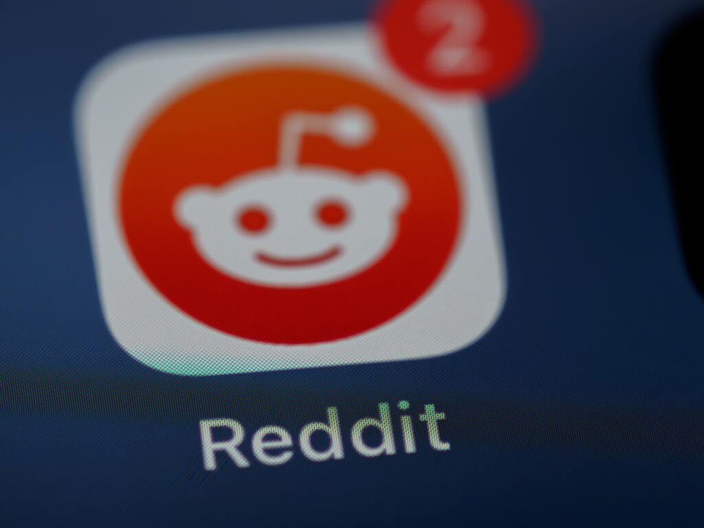 Reddit app icon, two unread.